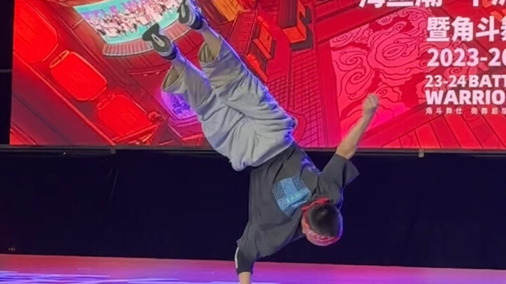 King-level street dance teen drops a jaw-dropping combo that blows everyone away—so fierce! 👍👍👍