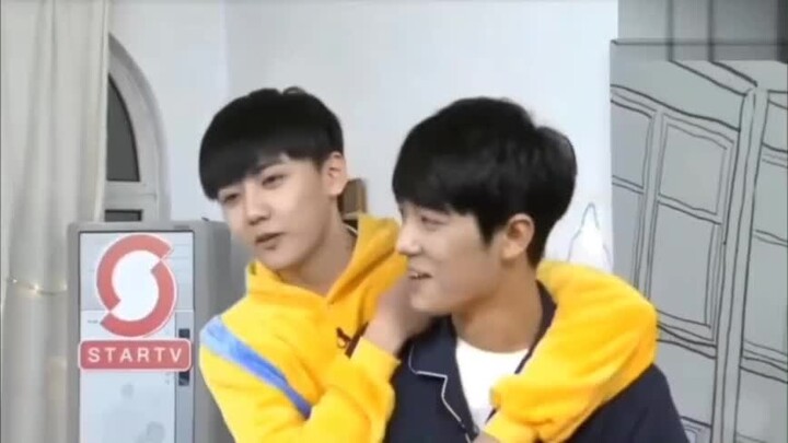 Yên Húc Gia kéo áo của Tiêu Chiến lên cũng dễ thương quá đi!