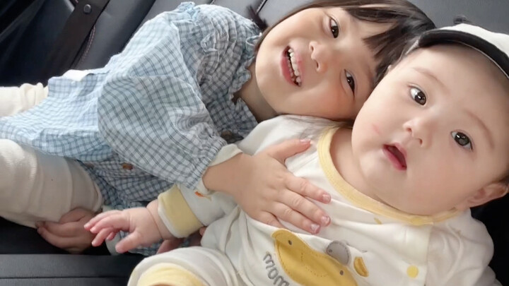 The younger sister is the older sister’s big toy!