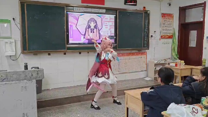 Cosplay-style Jinyi pulls a total blunder at school—nailing the otaku dance except for the final mov