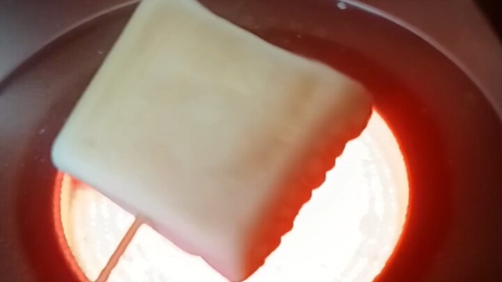Microwave Oven–Grilled Marshmallows