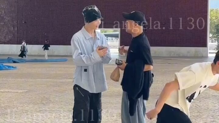 จางฮ่าวยังช่วยแนะนำมุมกล้องให้กับเอเจนต์หัวโล้นด้วย! ผลลัพธ์สุดท้ายทุกคนพึงพอใจกันมาก! ได้เต้นต่อหน้