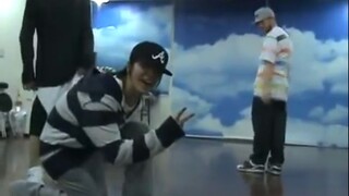 Donghae Eunhyuk KARENA KAMU Ruang Latihan