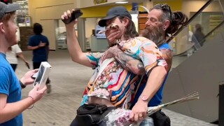 “打扰一下，这是你手机吗？”