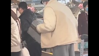 朱莉姐现在越来越红了！！舍得给自己自己找助理了~