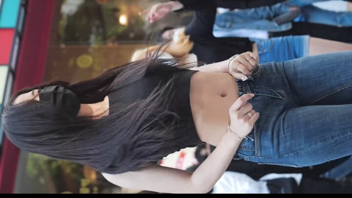 Kakak ber-jeans menari di jalan 💃🏻