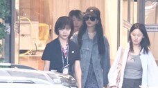 杨紫2024925四川成都到达她说四川紫米很热情,向紫米招手老婆明天见