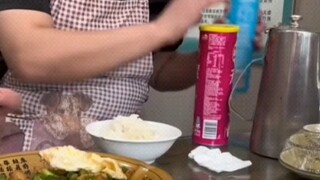 เห็นไหม แม่ใส่กำไลทอง ต่างหูทอง และสร้อยคอทองแล้ว แต่ยังคงซาบซึ้งจนน้ำตาไหลเพราะแหวนทองวงเล็กๆ ที่ลู