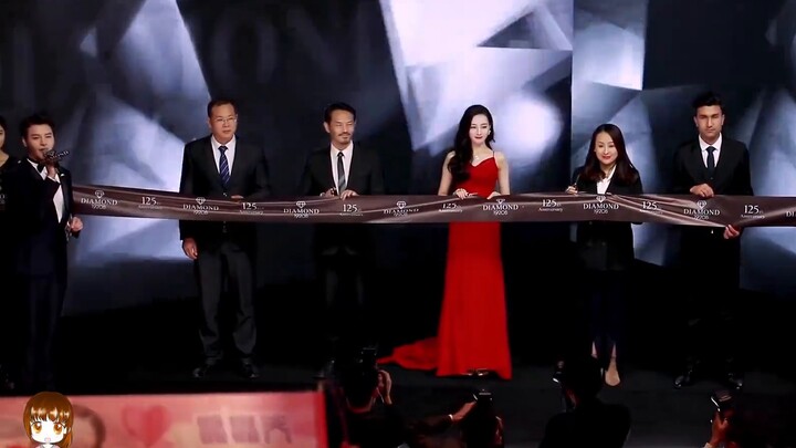 Qiao Jingjing reacted quickly, Reba looked at the road without changing his expression, and kindly r