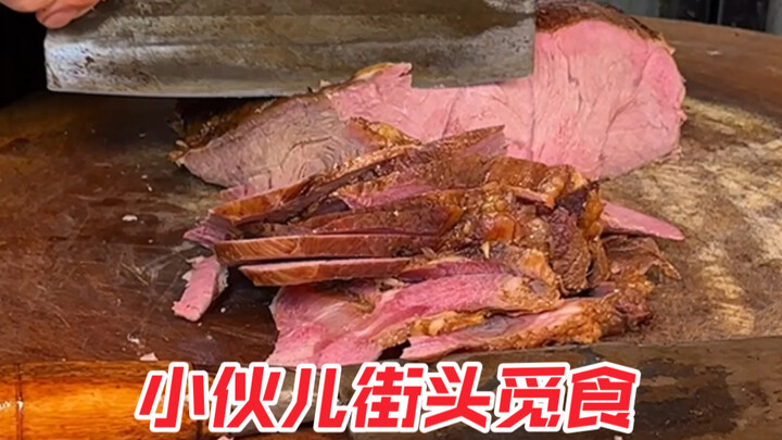 横切大块儿卤牛肉～配上老板秘制酱料大口kuku炫～大娘真实惠2.5的韭菜盒子使劲放馅料 真可以～