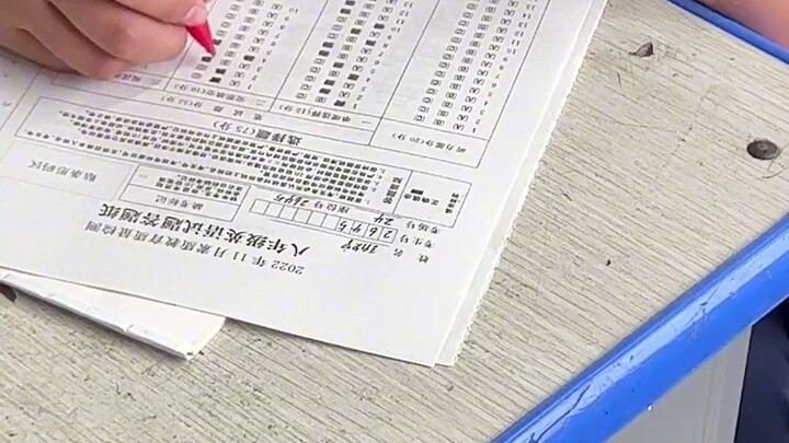 Di ruang ujian, teman-teman lain sibuk mengerjakan soal sampai berkeringat, sementara Wang, yang pun