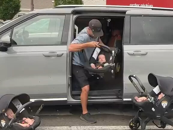 คุณพ่อนมและลูกแฝดสามของเขา