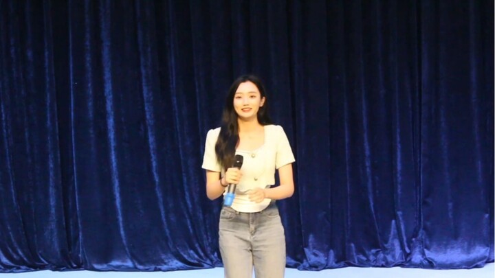The Girl Who Sang “Eating Fried Chicken in People’s Square” During Wuhan University’s Public Electiv