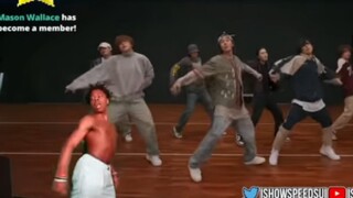 مدون أجنبي يتعلم رقصة BTS، يبدو مشغولاً جداً لكن لا أحد يعرف بماذا ينشغل بالضبط