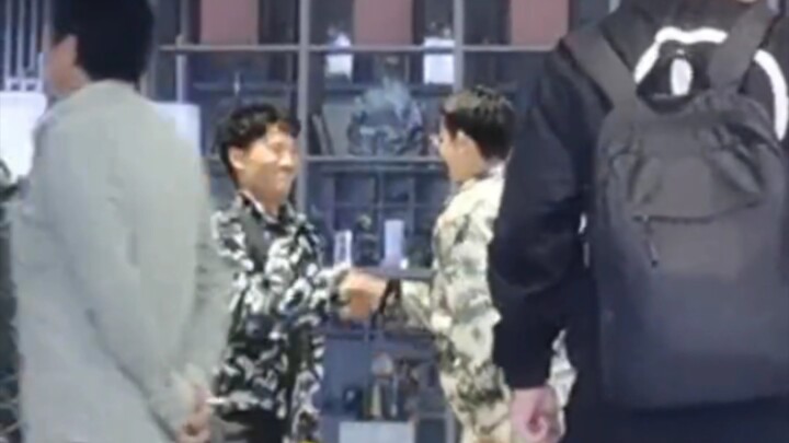 Đợi xe ở ga, phát hiện cuộc hội kiến giữa các vị tướng, cái bắt tay thế kỷ