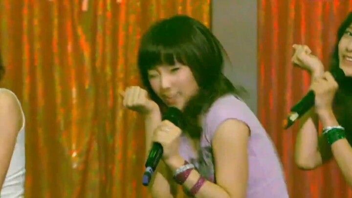 The seven hit songs in the history of Apop that made everyone stand up!