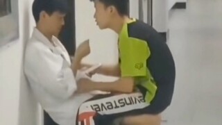 Còn khá là ngại ngùng nữa đấy!