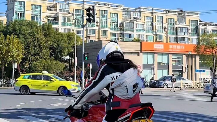 9 องศาเธอยังใส่ขาเปลือยๆ นี่ก็เพื่อมาดึงดูดหนุ่มน้อยอย่างฉันที่ร้อนถึง 37 องศาเหรอ?