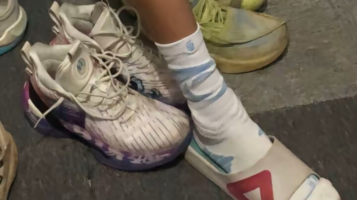 سروال رياضي أبيض عالي المرونة + سروال رياضي قصير ثلاثي الأرباع + شباشب بيضاء = حسن مظهر؟