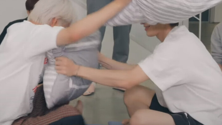 Jung Jae-hyun’s daily antics—teasing and spoiling the dog???