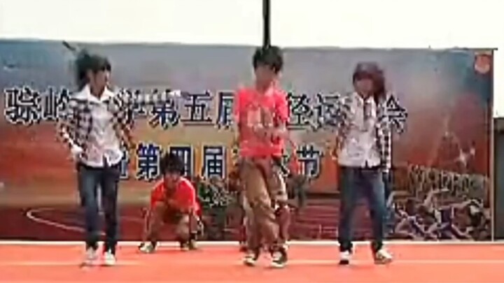 More than ten years ago, the campus art performance, although now looking at the dance at that time 