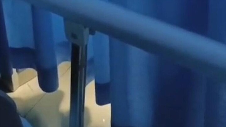 توفي الجد من الجيران بسبب كوفيد-19، وأبناؤه يبكون بحرقة لا تهدأ، وكل نداء “ماما” يمزق القلوب.