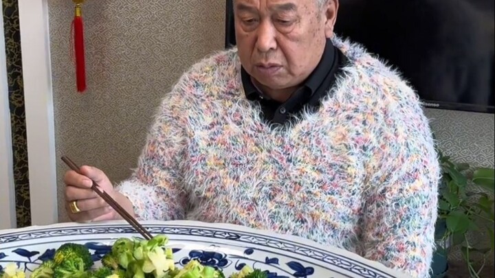 Từ ngày mua cái đĩa to này, nhà mình bữa nào cũng chỉ cần một món.