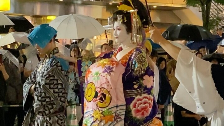 Oiran Dochuu terlalu kuat dalam hujan badai