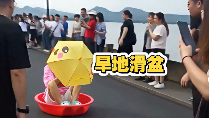 Trên cầu Đoạn ở Tây Hồ bất ngờ xuất hiện những người yêu thích “trượt bồn trên cạn”.