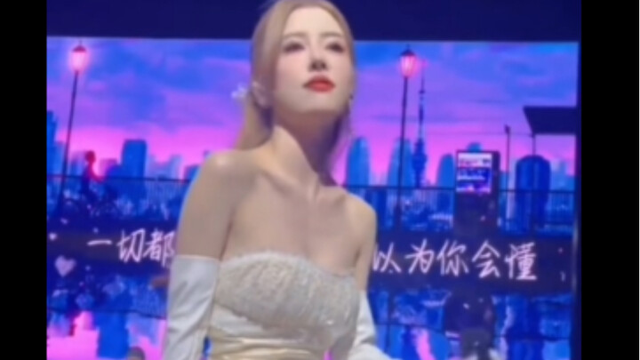 นี่น่าจะเป็นพี่สาวนะ! สายตาของพี่สาวดูอ่อนโยนกว่า ส่วนสายตาของน้องสาวดูดุดันรุนแรงกว่า