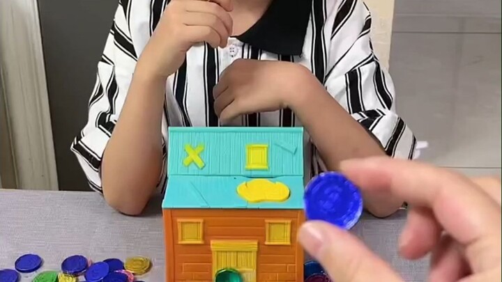 Bố giành kẹo sô-cô-la của con trẻ