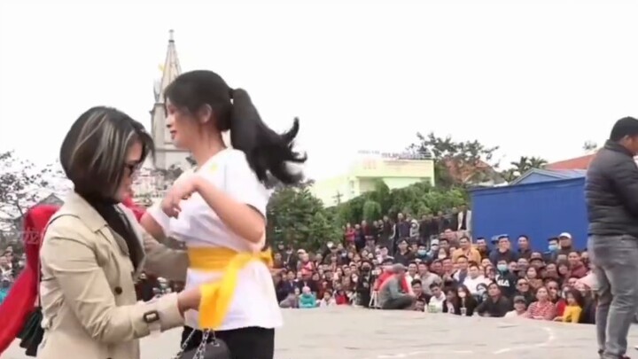 A pure and beautiful girl wearing black stockings appears! A melee between men and women in the ring