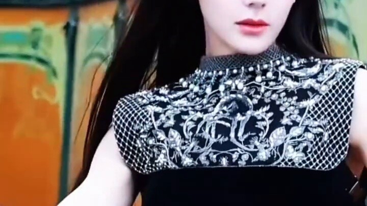 Awesome! The only Asian celebrity selected for Paris Fashion Week [Dilraba Dilmurat]