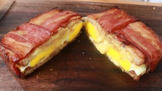 Nó được làm từ bánh mì nguyên cám. Ăn nó thì mình sẽ không bị gầy đi đâu, đúng không?