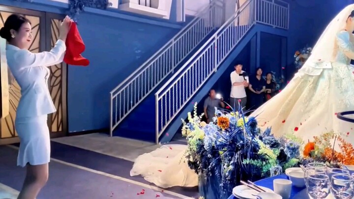 Saya sangat menyukai pembawa acara ini!