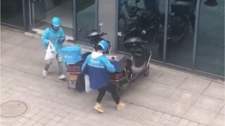 Two silly deliverymen mistakenly recognized their own electric cars, so cute