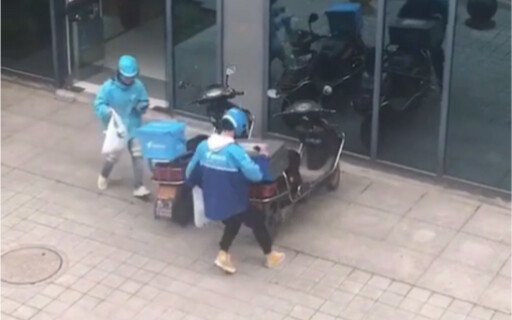 Two silly deliverymen mistakenly recognized their own electric cars, so cute