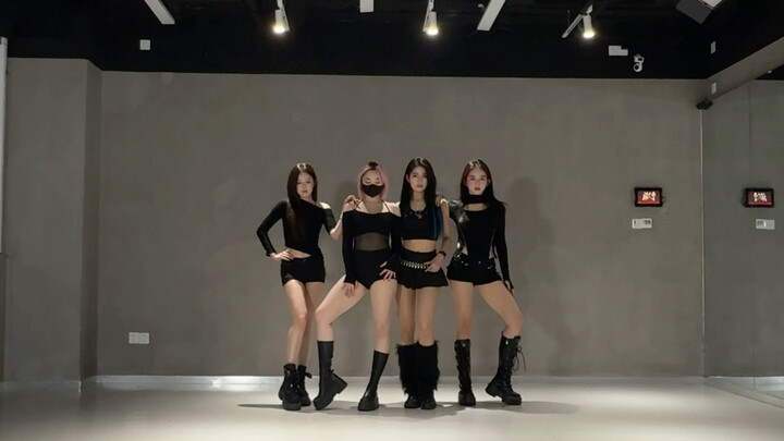 Ruang latihan versi ciuman Bad Girl Good Girl diduga bocor…