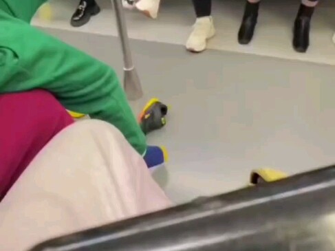 خلع طفل حذاءه واتكأ على درابزين المترو. لم يمنعه والداه. لم يُدرك اختفاء حذاءه إلا بعد وصوله إلى الم