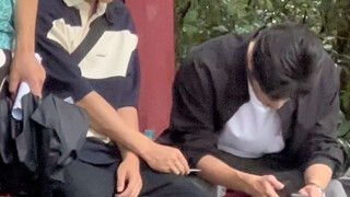 Cute Xiaoquan pokes his brother with a stick. No wonder Kang Le says he is naughty.