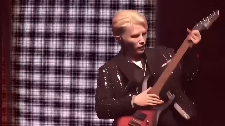 Ai mà chưa xem Lý Tri Hiên chơi guitar điện hút fan