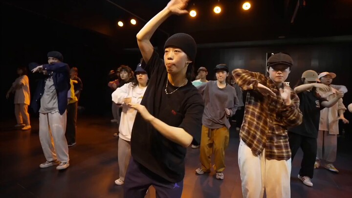 Open your mind! In one class, you can learn a lot of hand movements!