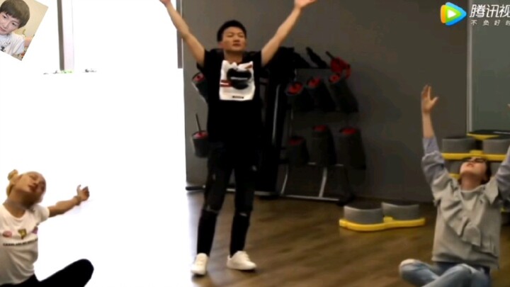 【周深】植物生长表演课：没人能在我的bgm里长过我哈哈哈哈哈哈哈崽崽你在拔苗助长吗？