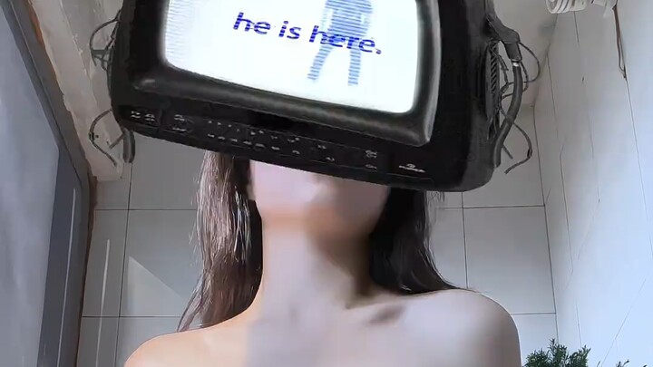 شَرَابَةٌ قِرْمِزِيَّةٌ تَلُفُّ الثَّلْجَ وَتَحْزِمُ السَّحَابَ الرَّقِيقَ، لَمَّا تَدُورُ وَاحِدَةً