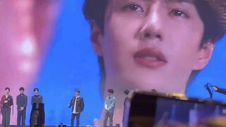 مشهد التصوير الواسع النطاق لـ Wang Yibo وجهاً لوجه متكرر ولا يمكن الخروج منه
