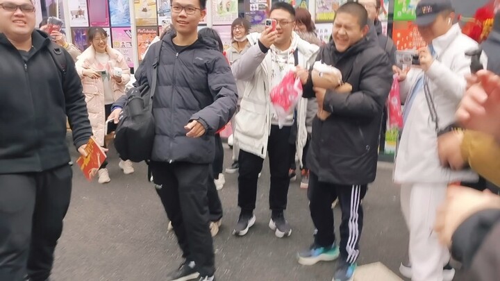 Aquarium outside Saito Shuka's concert in Shanghai - Cultural exchange between China and Japan