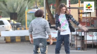 Đưa Tay Giả Đấm Người Đi Đường Và Cái Kết :) #Prank