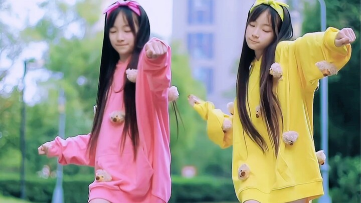Senyum manis si kembar Barbie!