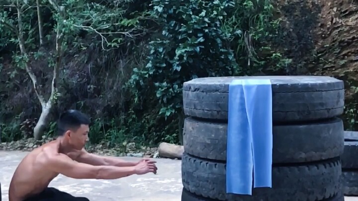Squat satu kaki, dilanjutkan dengan melompat di tempat melewati 5 ban truk.
