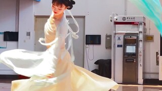 [Lian Yi] Her skirt is full of light [Guanghan Ballad] Beautiful silk fan original choreography